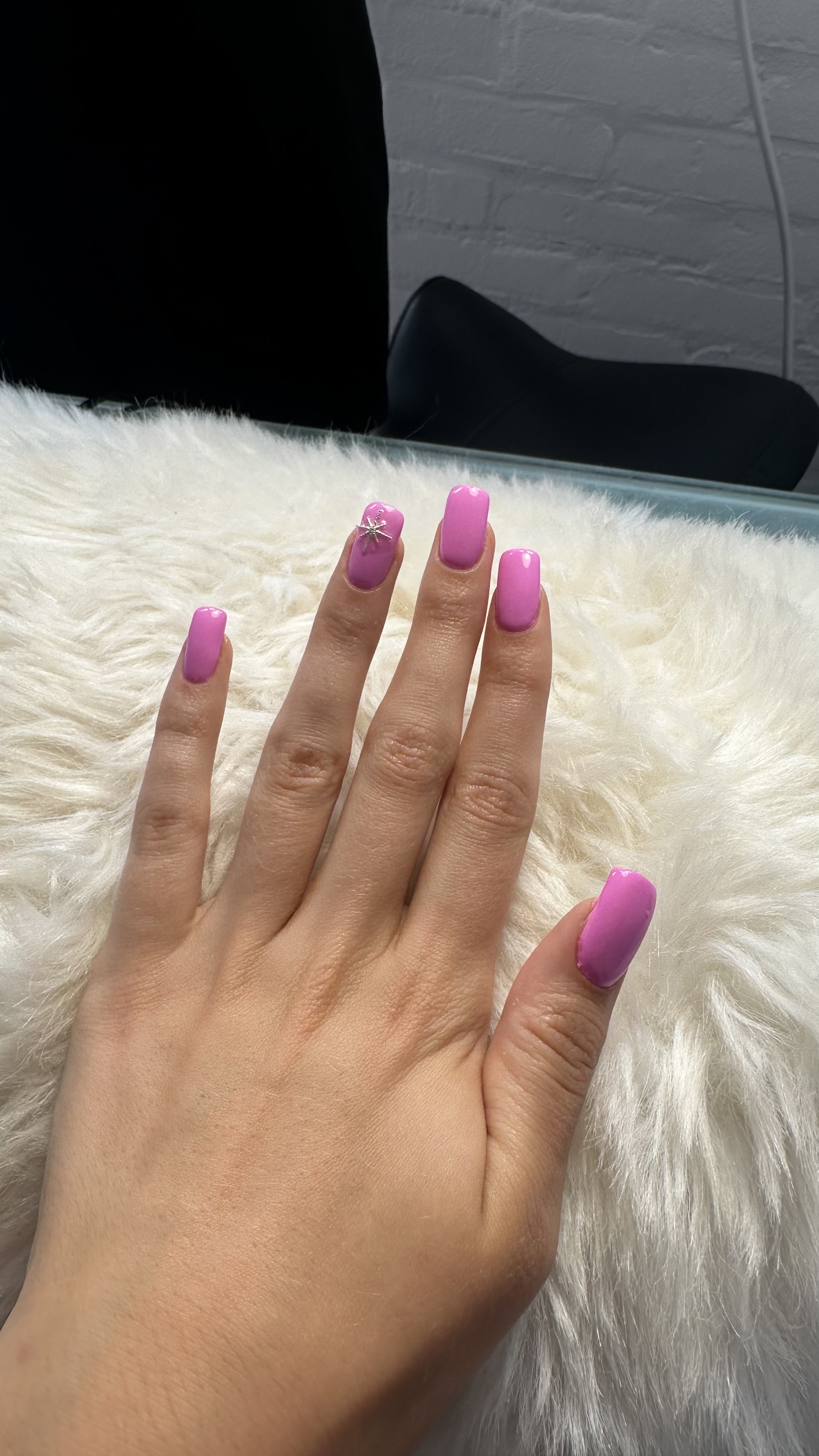 Roze nagels, hand op een witte vacht