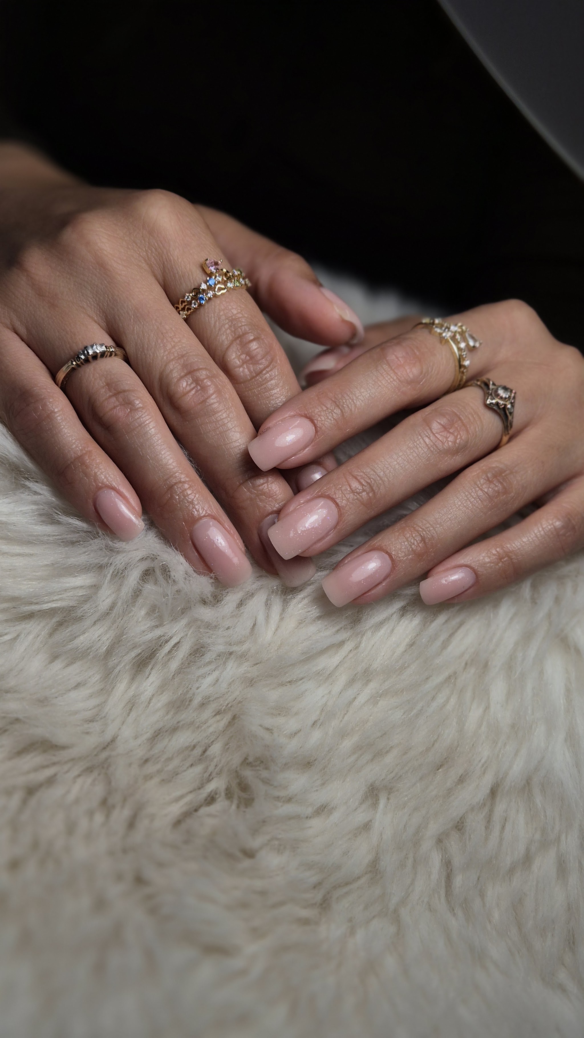 Nude roze gellak op een witte vacht